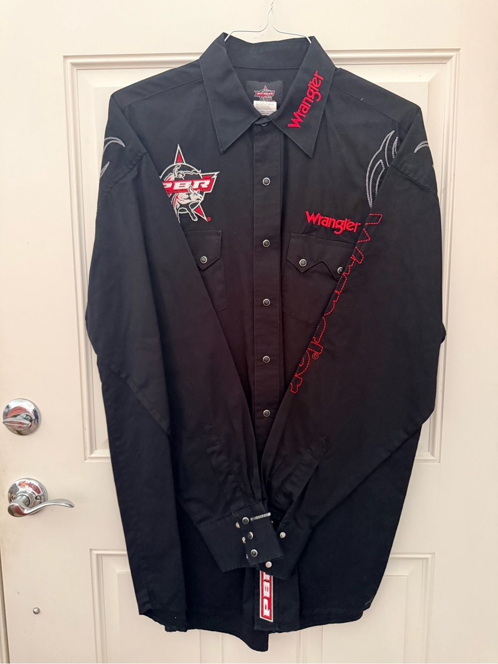 Wrangler Men's Black Embroidered Western PBR vintage Shirt.
Worn twice, like new